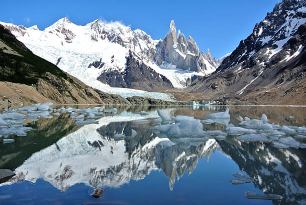laguna torre im nationalpark los glaciares in patagonien - cerro torre stock-fotos und bilder