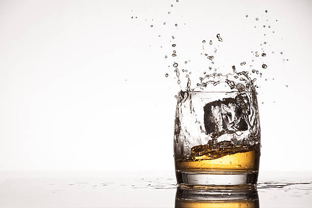 Ice splash en un whisky o coñac - foto de stock