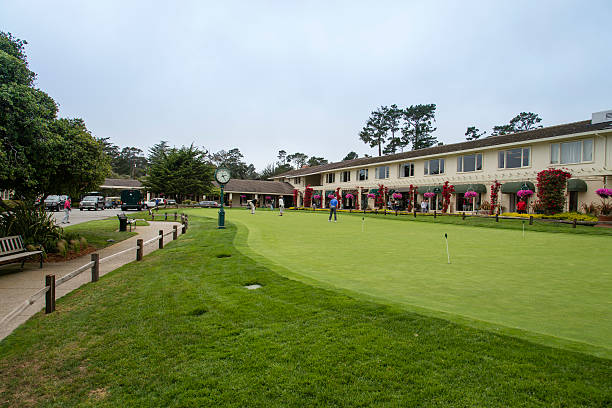 golfspielen am pebble beach - pebble beach california california golf carmel california stock-fotos und bilder