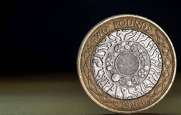 macro close-up de uma moeda de duas libras britânicas - british currency currency nobility financial item - fotografias e filmes do acervo