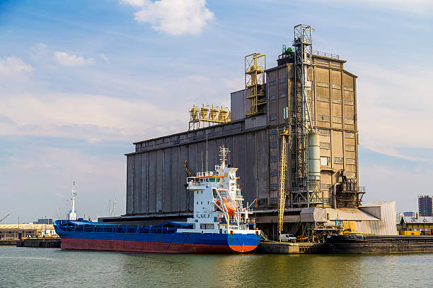 armazenamento silos no porto de antuérpia - commercial dock global communications jetty oil tanker - fotografias e filmes do acervo