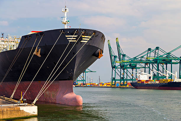 유조선 계류 니어 엔진오일 사일로 항구에서 안트베르펜 - commercial dock global communications jetty oil tanker 뉴스 사진 이미지