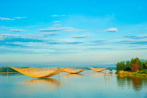 rede de pesca no cua dai, hoi an, vietnã - cloud morning delta landscape - fotografias e filmes do acervo