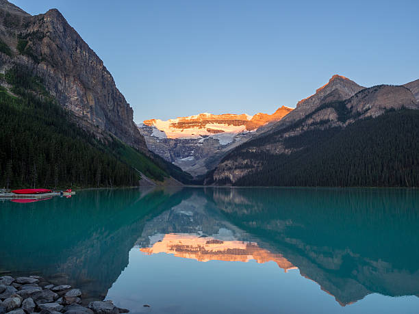 lago louise, ao nascer do sol - alpenglow sunrise sun scenics - fotografias e filmes do acervo