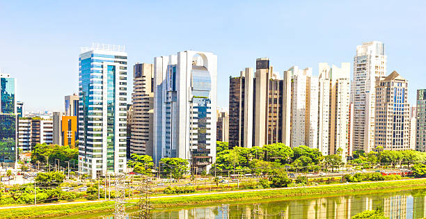 vue sur la rivière et la ville de sao paulo, au brésil - aerial view office park business built structure photos et images de collection