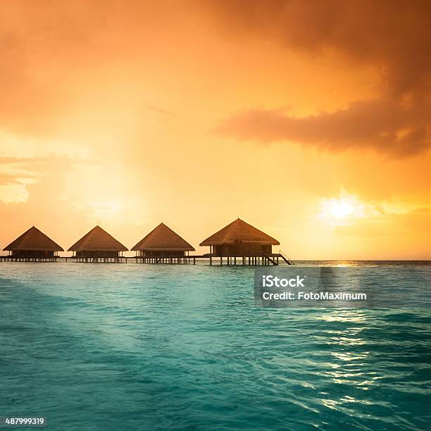 Über Wasser Bungalows Mit Schritte In Erstaunlich Grünen Lagune Stockfoto und mehr Bilder von Bora Bora-Atoll