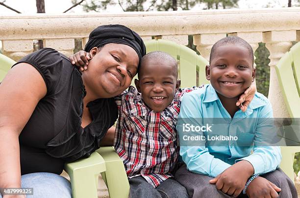 Afroamerikanischen Mutter Und Zwei Söhne Stockfoto und mehr Bilder von Afrikanischer Abstammung - Afrikanischer Abstammung, Alleinerzieherin, Bruder