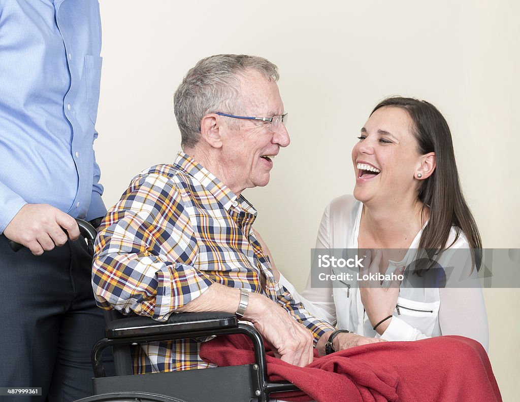 Älterer Mann im Rollstuhl mit der Familie - Lizenzfrei Aktiver Senior Stock-Foto