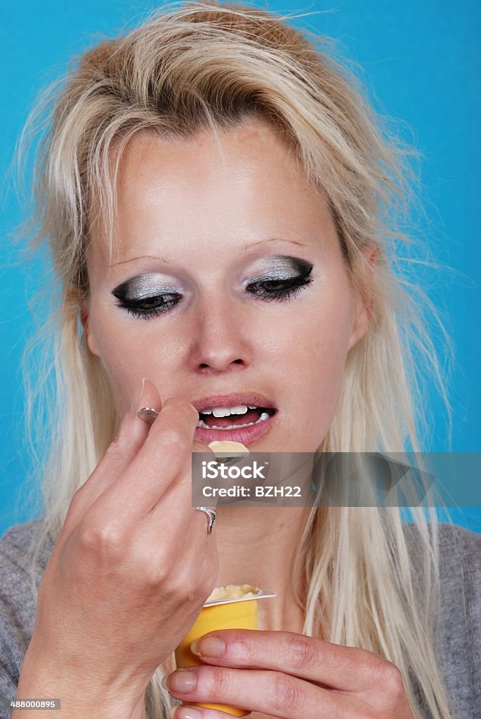 Junge Frau eatin Creme - Lizenzfrei Begehren Stock-Foto