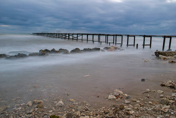 pier da praia - zen like sea horizon over water blurred motion imagens e fotografias de stock