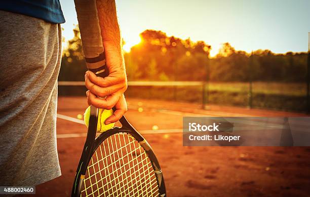 Man Holding テニスラケット - テニスのストックフォトや画像を多数ご用意 - テニス, 競争, プレーする