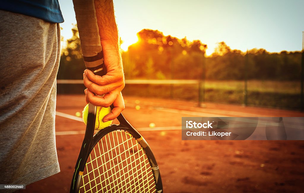 Homem segurando a raquete de tênis - Foto de stock de Tênis - Esporte de Raquete royalty-free