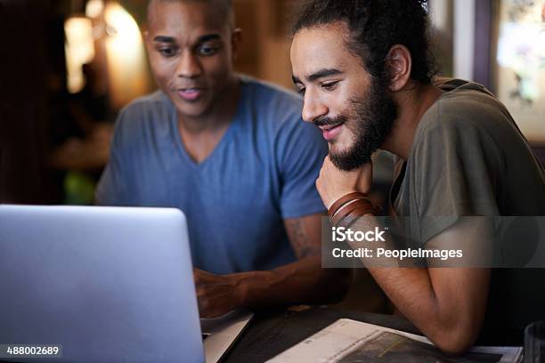 Machen Sie Das Beste Aus Dieser Kostenloses Wlan Stockfoto und mehr Bilder von Universitätsstudent - Universitätsstudent, Akademisches Lernen, Zwei Personen