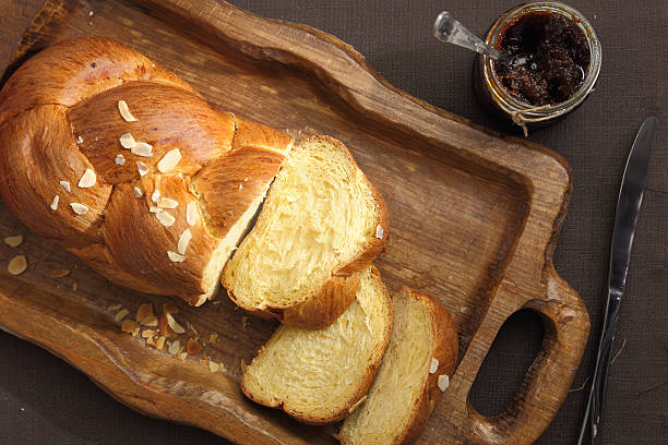 pan brioche, pane dolce sul vassoio con coltello e marmellata - pan brioche foto e immagini stock
