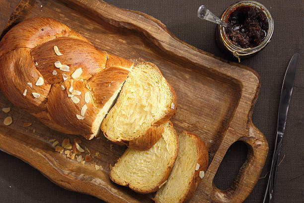 brioche pão doce no tabuleiro com faca e marmelada - bakery bread breakfast close up imagens e fotografias de stock