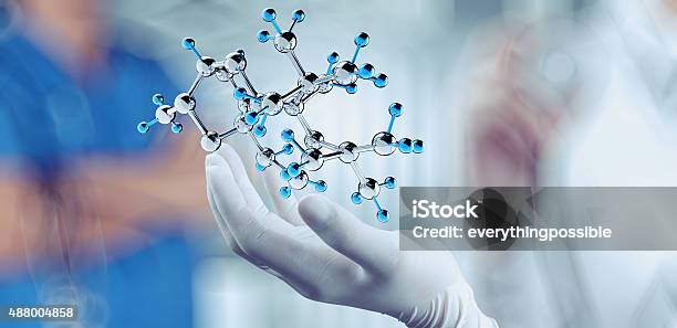 Scienziato Medico Mano Tiene Virtuale Struttura Molecolare - Fotografie stock e altre immagini di Struttura molecolare
