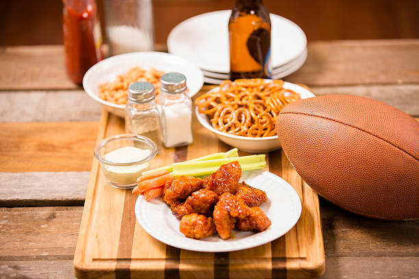 jedzenie barowe, sports bar. przekąski, piwo, football. ostry skrzydełka z kurczaka. - beer wing spicy chicken wings chicken wing zdjęcia i obrazy z banku zdjęć