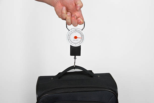 escala de mão, com peso de bagagem - balança instrumento de pesagem - fotografias e filmes do acervo