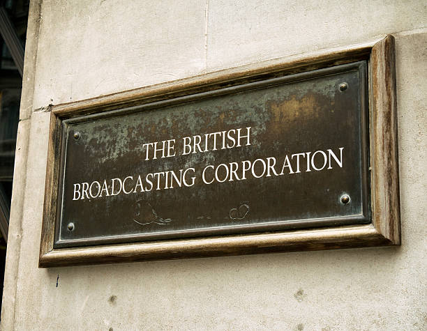 la british broadcasting corporation-panneau - bbc photos et images de collection