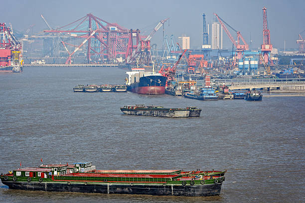 astillero de shanghai - cargo container metal container rough fotografías e imágenes de stock