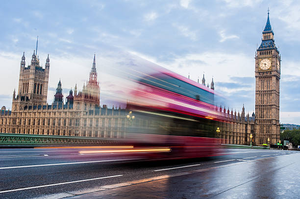 autocarro de dois andares em londres - big ben london england uk double decker bus imagens e fotografias de stock