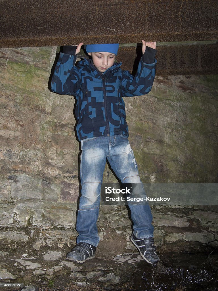 Chłopiec stoi w jaskini - Zbiór zdjęć royalty-free (Badanie)