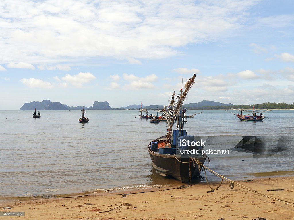 Pêche Bateaux amarrés sur la plage - Photo de Arbre libre de droits