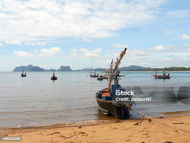 Photo libre de droit de Pêche Bateaux Amarrés Sur La Plage banque d'images et plus d'images libres de droit de Arbre - Arbre, Beauté, Bleu