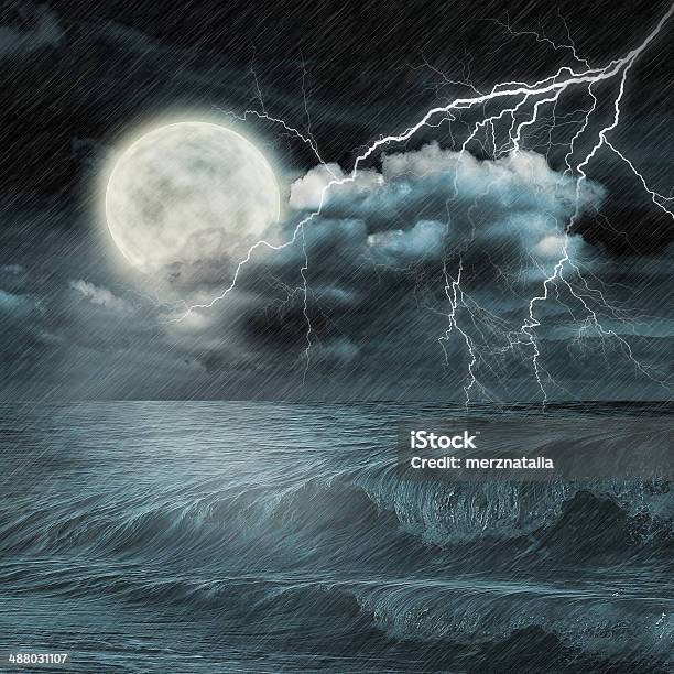 Tempestade Do Oceano À Noite E A Lua - Fotografias de stock e mais imagens de Astronomia - Astronomia, Azul, Cheio