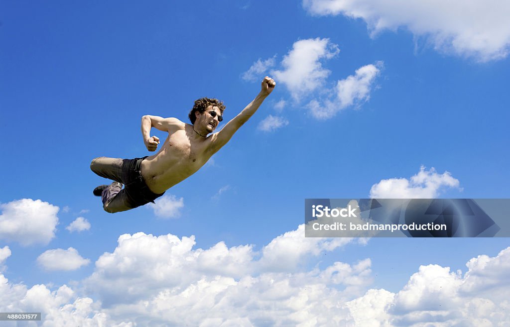 El hombre loco volando en las nubes - Foto de stock de Entusiasmo libre de derechos