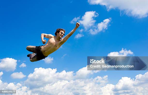 El Hombre Loco Volando En Las Nubes Foto de stock y más banco de imágenes de Entusiasmo - Entusiasmo, Volar, Actividad