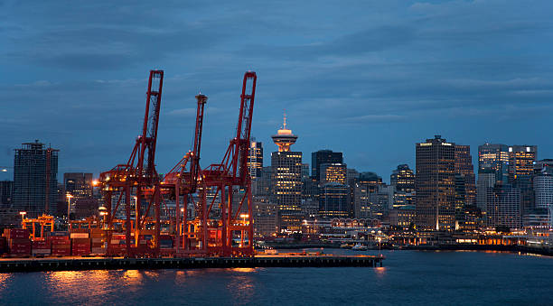 industrial guindastes de carga no porto de vancouver, canadá - vancouver harbor imagens e fotografias de stock