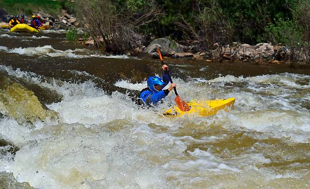 kayak en aguas bravas, colorado - rafting white water rafting colorado water fotografías e imágenes de stock