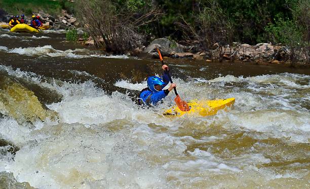 kayak en eau vive dans le colorado - rafting white water rafting river colorado photos et images de collection