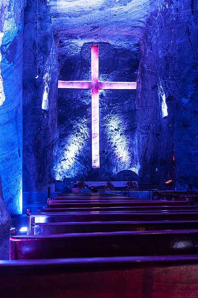 колумбия, южная америка -the новых catedral de sal, zipaquirá - stone cross pilgrimage bench стоковые фото и изображения