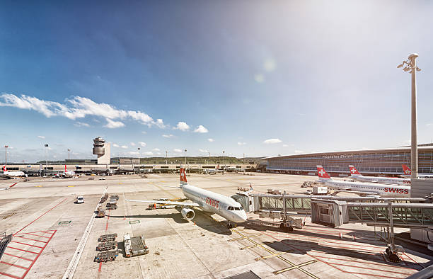 port lotniczy zurych z tower i szwajcarska samolotów - swiss culture airplane airport business zdjęcia i obrazy z banku zdjęć