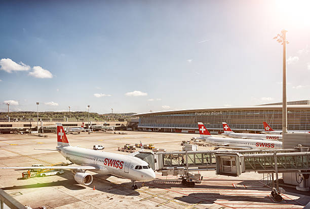 samolotów na lotnisku w zurychu w szwajcarii - swiss culture airplane airport business zdjęcia i obrazy z banku zdjęć