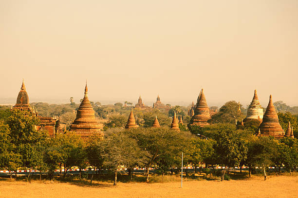 앤시언트 탑이 바간, 미얀마에 - vibrant color front view bagan myanmar 뉴스 사진 이미지