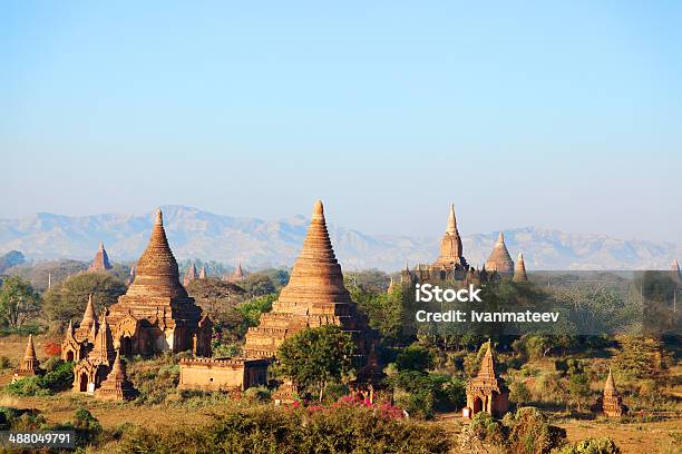 Старинный Pagodas В Паган Мьянма — стоковые фотографии и другие картинки Азия - Азия, Без людей, Вид спереди