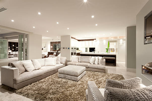 уютная гостиная с просторной диванами - indoors inside of living room illuminated стоковые фото и изображения