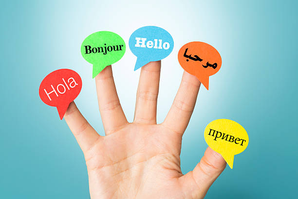 bonjour disponible en cinq langues différentes avec bulles de dialogue - help mot anglais photos et images de collection