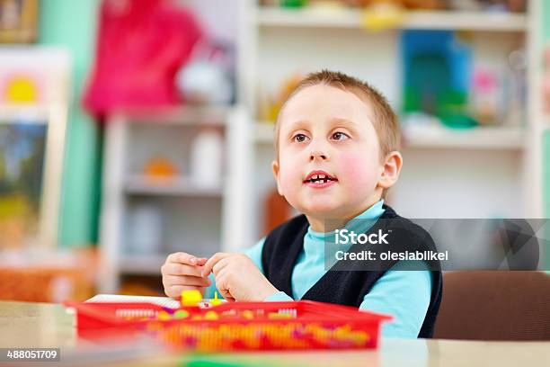 Desarrollo Cognitivo De Los Niños Con Discapacidades Foto de stock y más banco de imágenes de Actividad