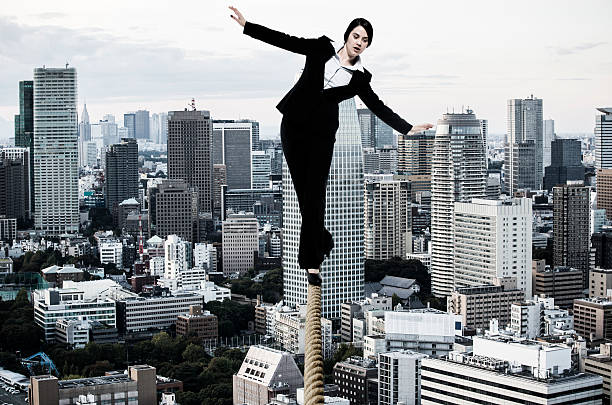donna d'affari camminare sulla corda da acrobata - tightrope balance walking rope foto e immagini stock