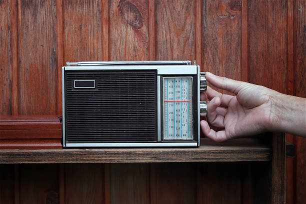 radio hören - vintage toning stock-fotos und bilder