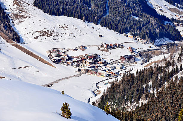 estância de esqui hintertux - ski resort village austria winter imagens e fotografias de stock