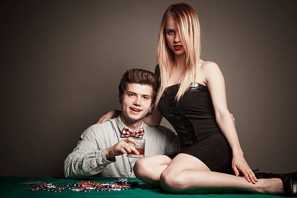 gambler donna sexy con - cigar whisky men smoking foto e immagini stock