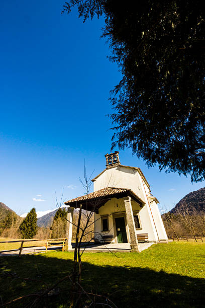 kirche in der meadows der alpen - autumn clock roof colors stock-fotos und bilder