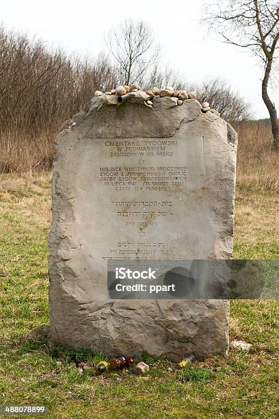 Monumento Dos Judeus Pogrom Em Jedwabne - Fotografias de stock e mais imagens de Antissemitismo - Antissemitismo, Ao Ar Livre, Arcaico