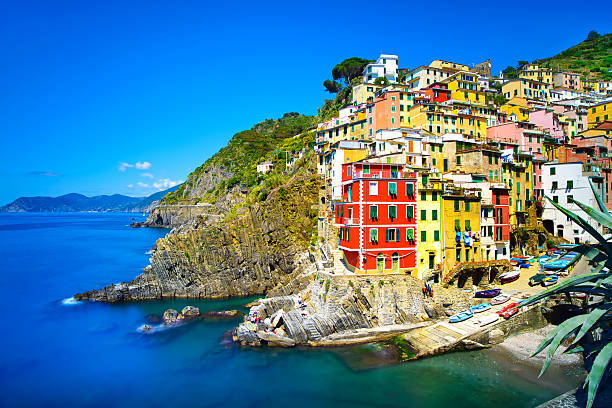 riomaggiore village, rochas e mar ao pôr do sol.   cinque terre, ligu - cinqueterre - fotografias e filmes do acervo