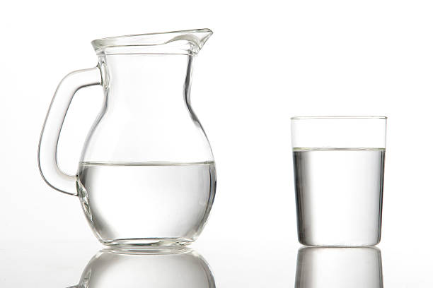 jarra de água e vidro com - pouring water carafe glass - fotografias e filmes do acervo